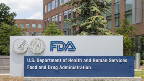 Americký úřad FDA poprvé přisuzuje úmrtí deseti dětí očkování proti covidu-19