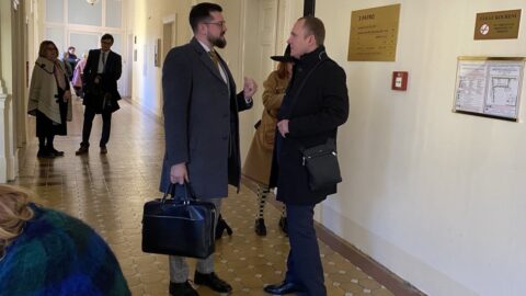 Utíkal před justicí 13 let, než se mu podařilo prokázat svoji nevinu. Teď žádá po státu odškodnění