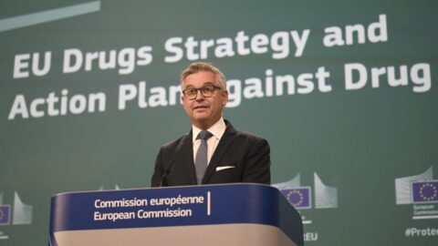 Evropská komise představila přísnější strategii boje proti drogám