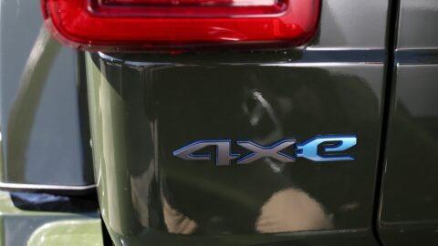 Kvůli požárům autobaterií stahuje koncern Stellantis 375 000 hybridů