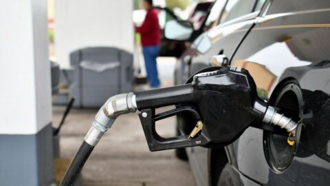 O kolik by přišel stát, kdyby všichni přešli na elektrické vozy?