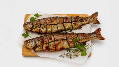 Recept: Pstruh s bylinkami na grilu