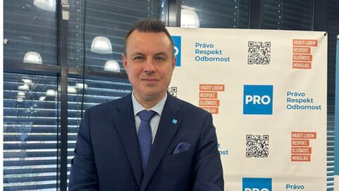 Předsedou strany PRO byl jednomyslně zvolen její zakladatel a poslanec Rajchl