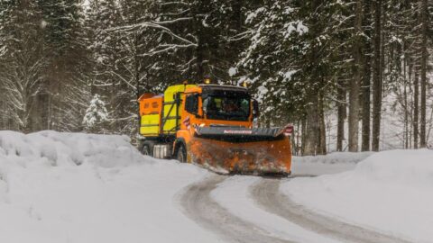 Silnice na Děčínsku ráno uzavřela ledovka, sypače havarovaly