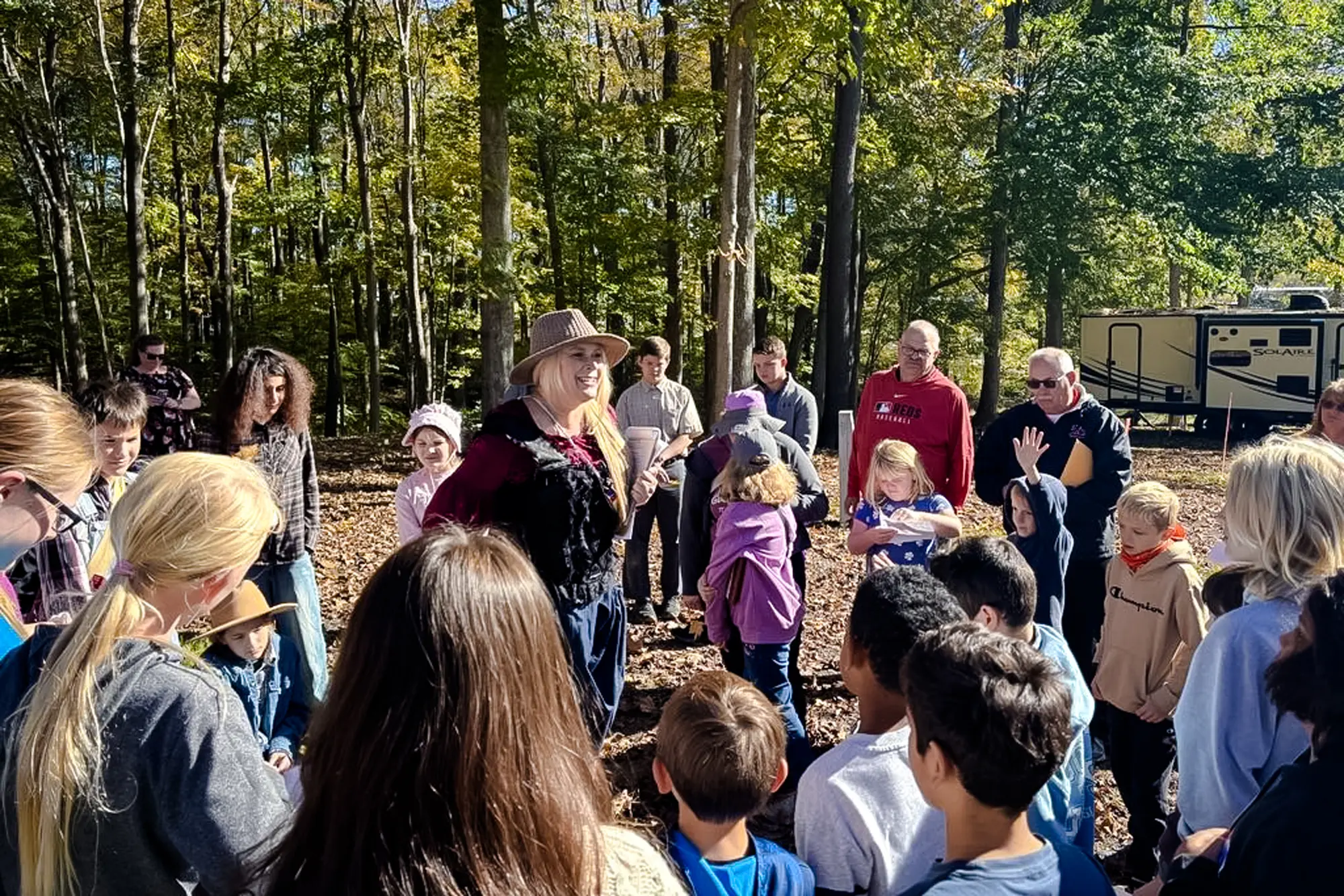 Soběstačná farmářka (homesteaderka) Melissa Renee učí kurz sběračství na Heritage Explorers Fest and History Fair v McArthur v Ohiu 16. října 2025. Po vzoru Jenny McCarthyové i ona objevila neziskovou organizaci Generation Rescue poté, co byl jejímu synovi diagnostikován autismus. (Jeff Louderback / The Epoch Times)