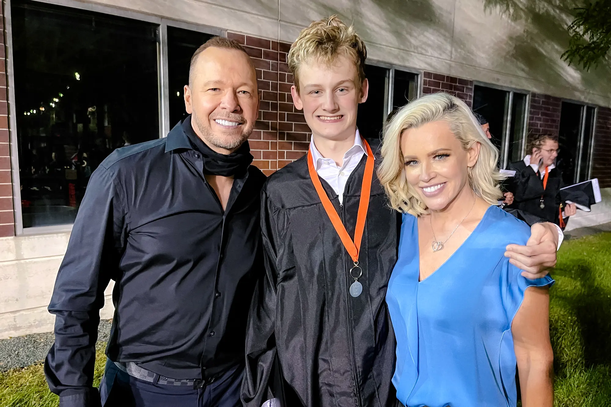 Jenny McCarthy (uprostřed), její manžel Donnie Wahlberg a syn Evan Asher na fotografii, bez uvedení data. (S laskavým svolením Jenny McCarthy Productions)