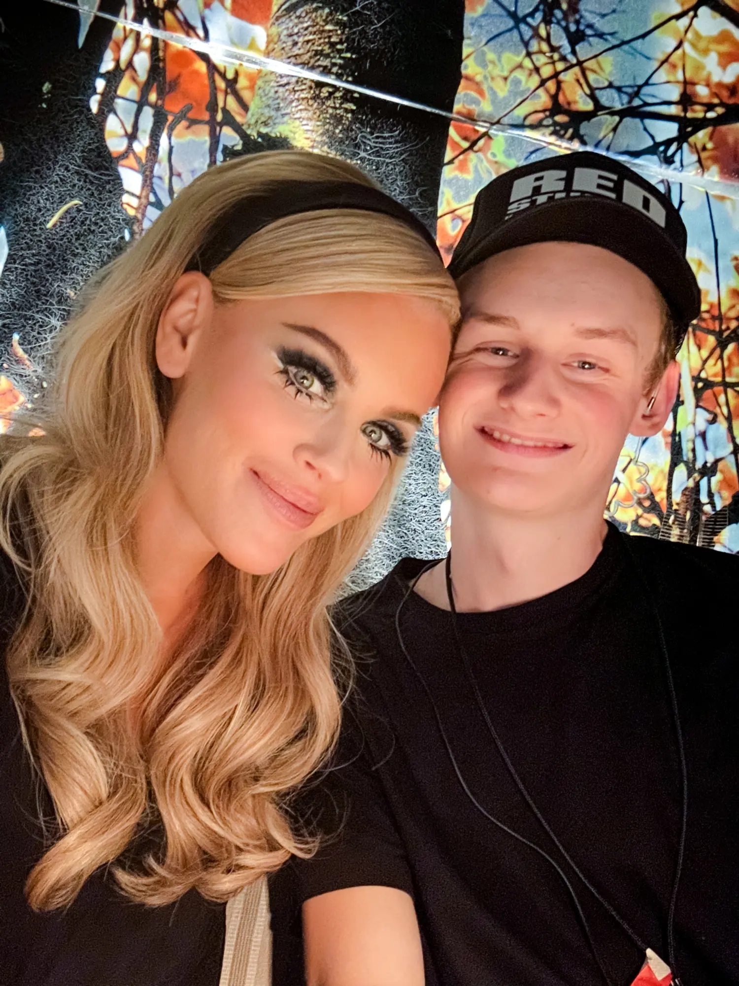 Jenny McCarthy se svým synem Evanem Asherem na fotografii, bez uvedení data. Evanovi byl v raném věku diagnostikován autismus poté, co prodělal několik akutních zdravotních komplikací. (S laskavým svolením Jenny McCarthy Productions)