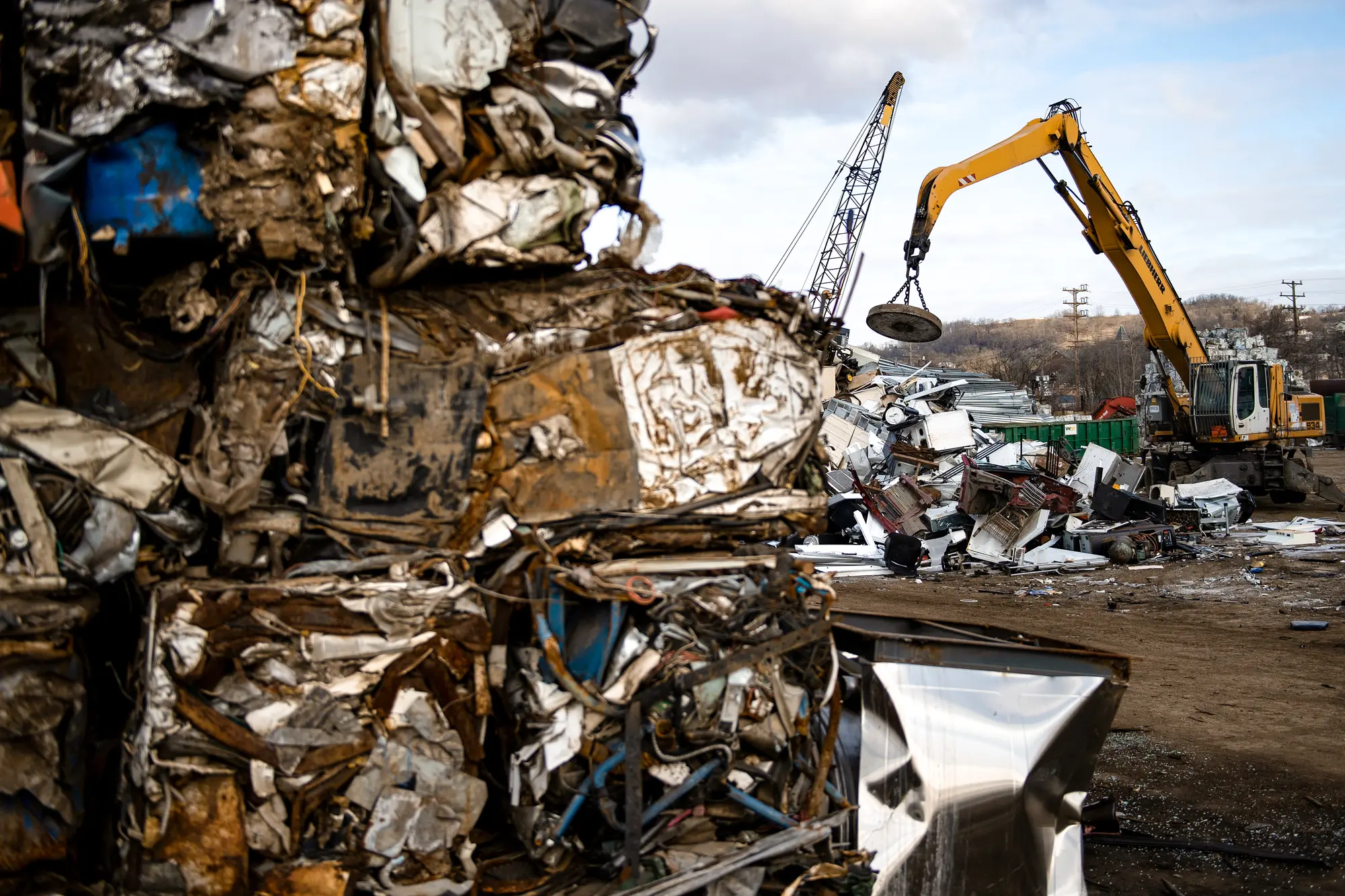Šrot je tříděn k recyklaci ve společnosti Josh Steel Company v North Braddocku v Pensylvánii, 21. ledna 2020. Tour vyvinul způsob, jak rychle získávat kritické minerály z elektronického odpadu. (Brendan Smialowski / AFP via Getty Images)