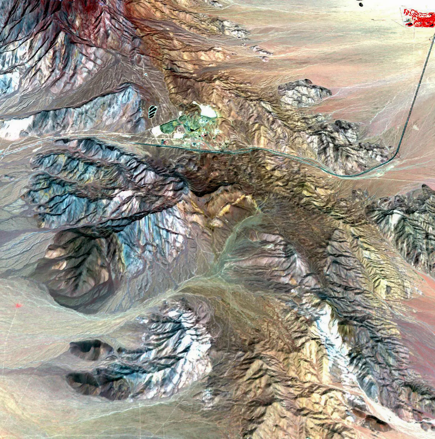 Důl Mountain Pass v Kalifornii, povrchový důl na prvky vzácných zemin. (NASA / GSFC / METI / ERSDAC / JAROS / U.S.-Japan ASTER Science Team)
