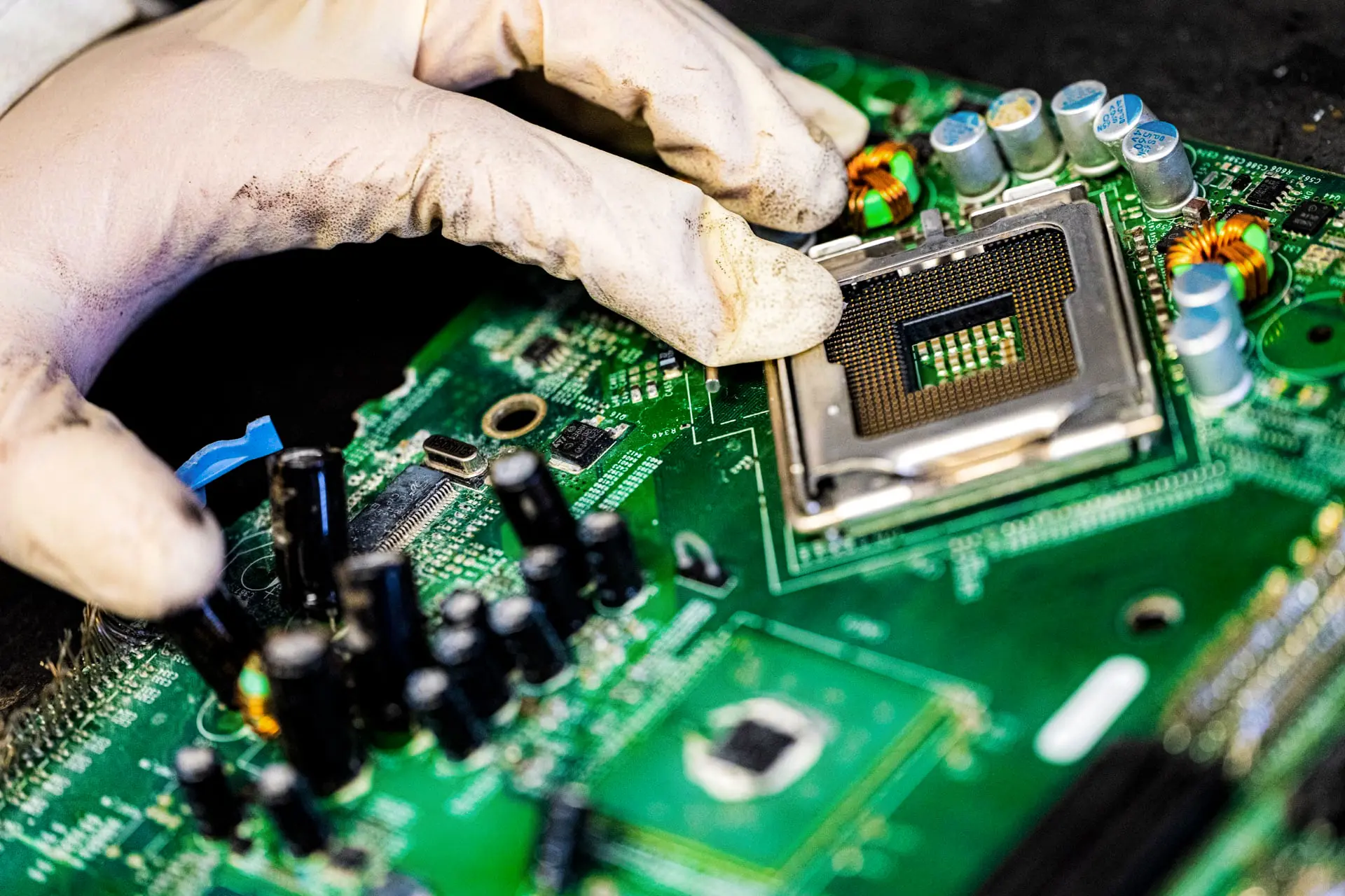 Proces bleskového ohřívání Jouleovým teplem, vyvinutý na Riceově univerzitě, umožňuje získávat cenné kovy z elektronického odpadu. Technologie otevírá cestu k „městskému typu těžby“ vzácných zdrojů. (Jeff Fitlow / Rice University)