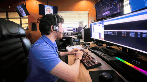 Americká centra tísňové linky 911 se potýkají s problémy. Navštívili jsme jedno z nich, abychom zjistili proč