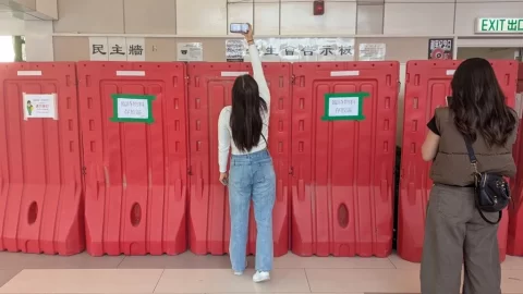 Univerzita v Hongkongu suspendovala studentskou unii po vyvěšení plakátů truchlících nad oběťmi požáru