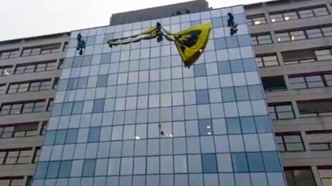 Greenpeace vyvěsili protestní transparent na budovu ministerstva životního prostředí