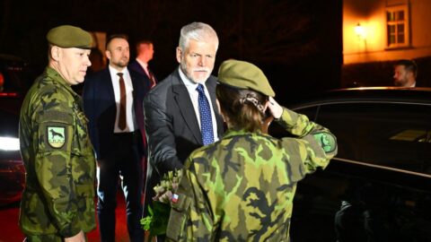 Prezident Pavel podporuje zavedení administrativních odvodů do armády