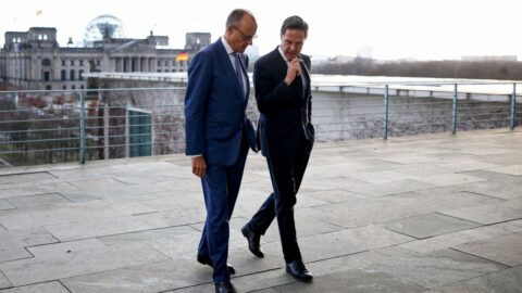 Rutte vyzval členy NATO, aby zvýšili výdaje na obranu a zamezili válce s Ruskem