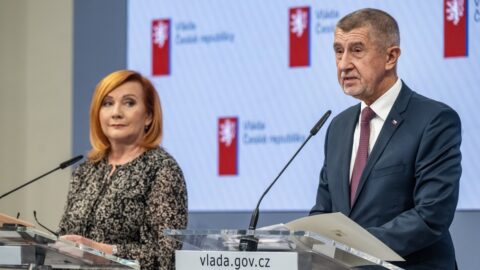 Vláda v pondělí projedná kroky ke snížení cen pohonných hmot i regulaci krátkodobého ubytování