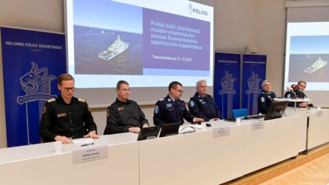 Finsko zadrželo loď, kterou podezírá z úmyslného poškození podmořského kabelu