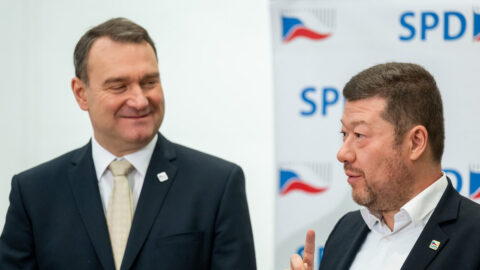 Poslanci SPD nakonec vládu podpoří, sdělily špičky hnutí po jednání s Babišem o muniční iniciativě