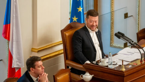Opoziční strany neprosadily odvolání Okamury z čela Sněmovny