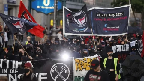 Berlínský Senát: Na „boj proti pravici“ jdou miliony, prostředky na boj proti levicovému extremismu jsou zrušeny
