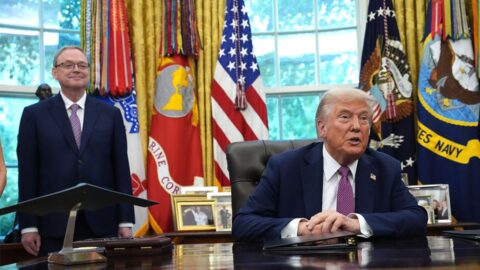 Trump zvažuje nařídit strop u úroků na kreditních kartách na 10 procent