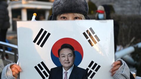 Jihokorejský exprezident Jun Sok-jol byl odsouzen k pětiletému vězení, pořád mu hrozí trest smrti