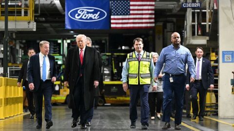 Trump se neudržel a na urážky zaměstnance továrny ukázal prostředníček