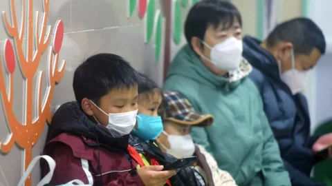 Rhinovirové infekce v Číně prudce rostou, současně se šíří více respiračních virů