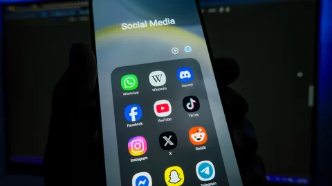 Austrálie vyšetřuje velké sociální sítě kvůli porušování zákazů pro děti