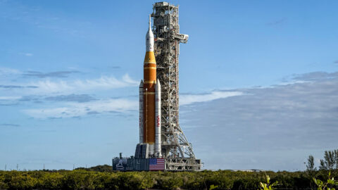 NASA se chystá vypustit první pilotovanou raketu k Měsíci po 50 letech. Co je dobré vědět?