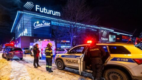Muž v hradeckém obchodním centru zranil dva lidi, policie ho zadržela v nemocnici