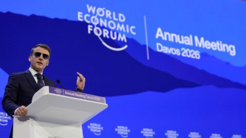 Macron v Davosu kritizoval americké kroky, vidí v nich snahu oslabit Evropu