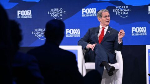 Ministr financí USA vyzval Evropany, aby se vyvarovali hněvu kvůli Grónsku a počkali na projev Trumpa