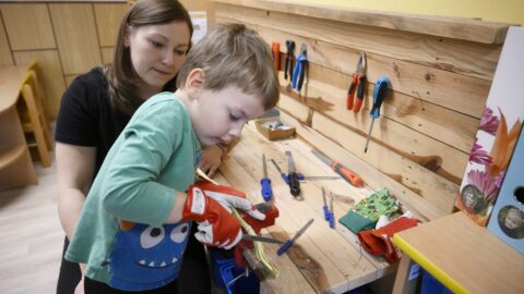 Mateřská škola v Holešově učí děti pracovat s nářadím. Model technické výuky čerpá ze Slovenska
