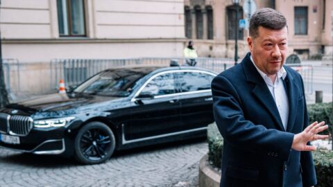 Okamura: Rozvinutí ukrajinské vlajky na Karlově mostě je zbytečnou provokací