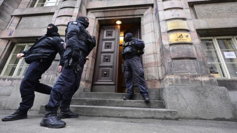 Policie po zásahu na černošickém úřadu obvinila 16 lidí kvůli řidičským průkazům