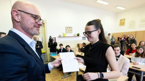 Ve školách by se mělo uplatňovat slovní hodnocení v kombinaci se známkami, míní Plaga