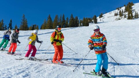 Jak dopřát dítěti školní lyžařský výcvik a přitom nezruinovat rodinný rozpočet?
