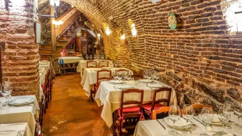 Tři sta let starý plamen stále hoří: Nejstarší restaurace světa je plná historie a tajemství