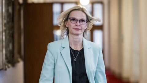 Piráti a Starostové vyzývají Mrázovou k rezignaci. Ministryně reaguje