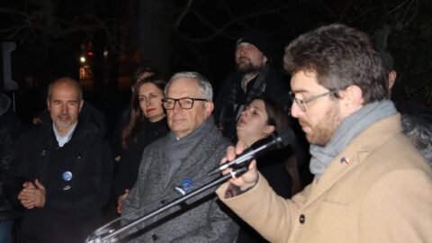 Falešné dilema výběru z dvou krajních možností odmítl před ruskou ambasádou senátor Smoljak