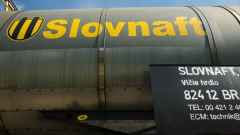 Slovensko vyhlásilo stav ropné nouze. Slovnaftu poskytne ropu ze zásob