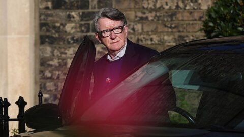 Britská policie propustila na kauci bývalého ministra Mandelsona