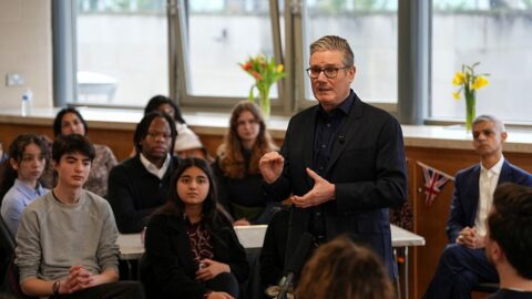 Britský premiér Starmer slibuje rozsáhlé reformy zaměřené na ochranu dětí na sociálních sítích
