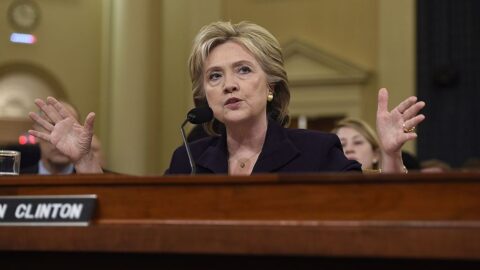 „Nevzpomínám si, že bych se kdy setkala s panem Epsteinem,“ uvedla Clintonová před členy Kongresu