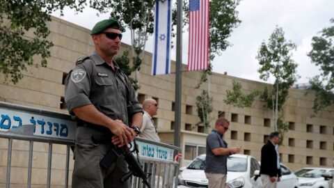 Americká ambasáda v Izraeli umožní části svého personálu odcestovat ze země