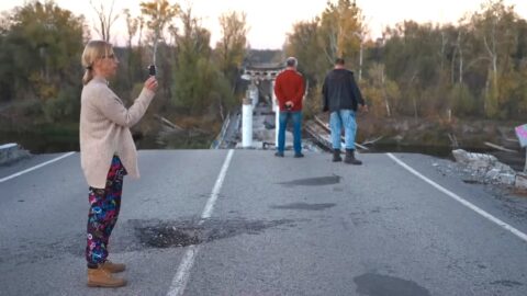 ČT vysílá snímek o cestě „tří zástupců tzv. dezinformační proruské scény“ do ostřelovaného Charkova a na Donbas