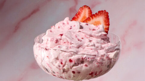Recept: „Amorův obláček“ – růžový dezert, který potěší na Valentýna i na dámském večírku