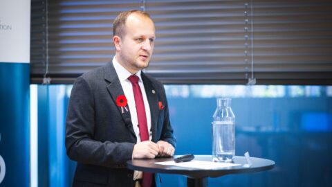 Přílišná regulace umělé inteligence může z lidí udělat snazší oběť, míní ředitel NÚKIB Kintr