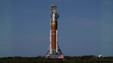 Před startem k průletu kolem Měsíce projde raketa SLS klíčovou zkouškou